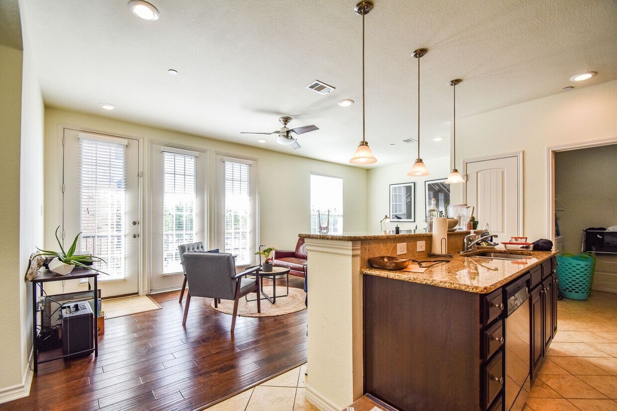 Foto principal - Washer, Dryer, and Refrigerator Stays! Upd...