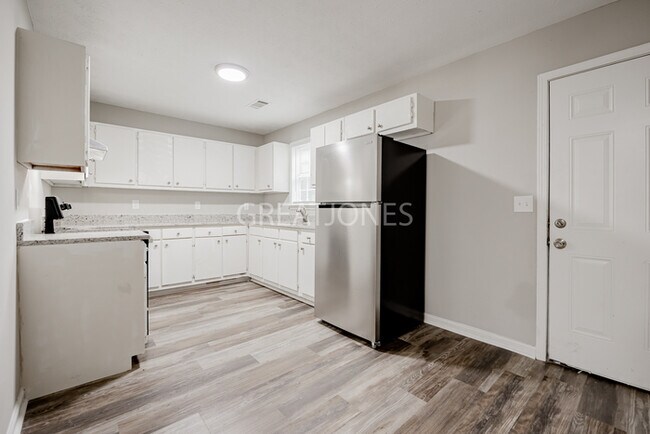 Building Photo - REDUCED!