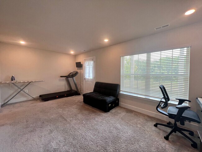 Building Photo - Amazing 3 Full BR & 1 Additional Room/3.5 ...