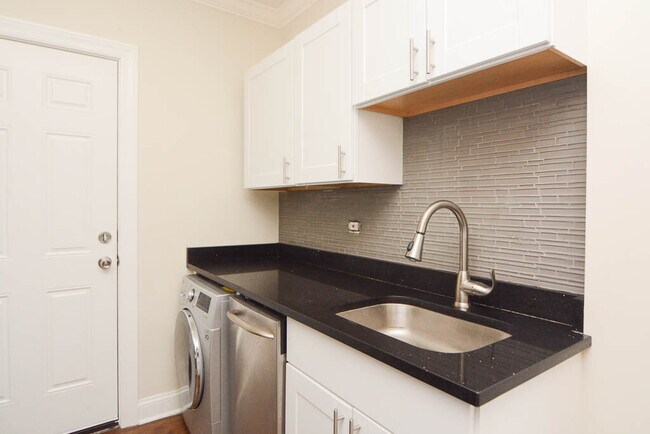 Building Photo - 3821 N Greenview Ave