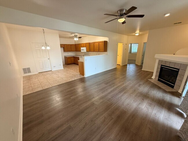 Foto del edificio - Updated 2-Bedroom Condo with Attached Garage and Pool Access
