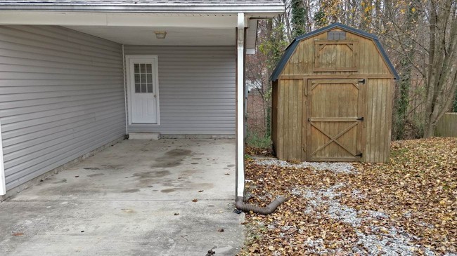 Building Photo - 896 Indian Hills Dr