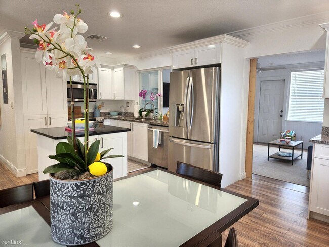 Building Photo - 3 br, 2.5 bath House - 6211 Lake Ave # 1