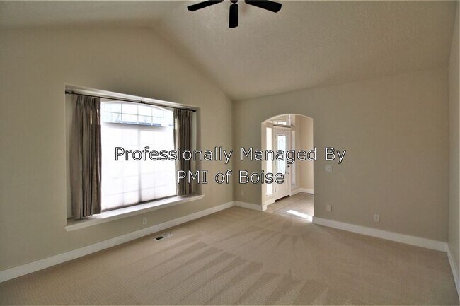Foto del edificio - 714 E Lake Creek St