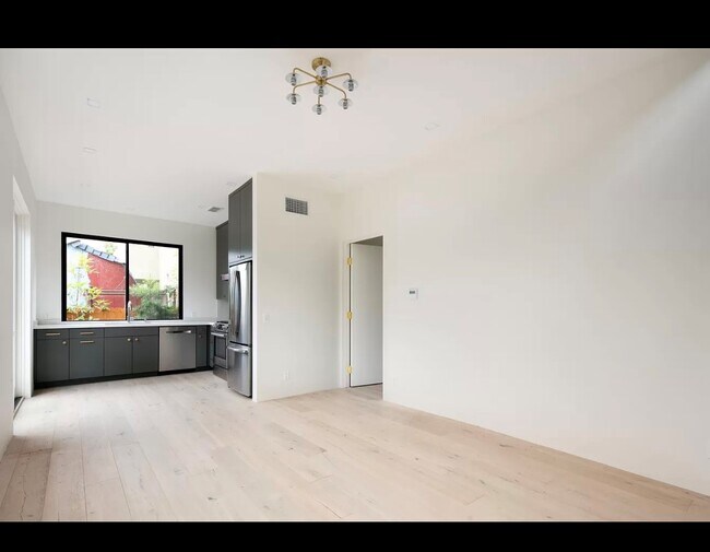Foto del edificio - 633 Palms Blvd