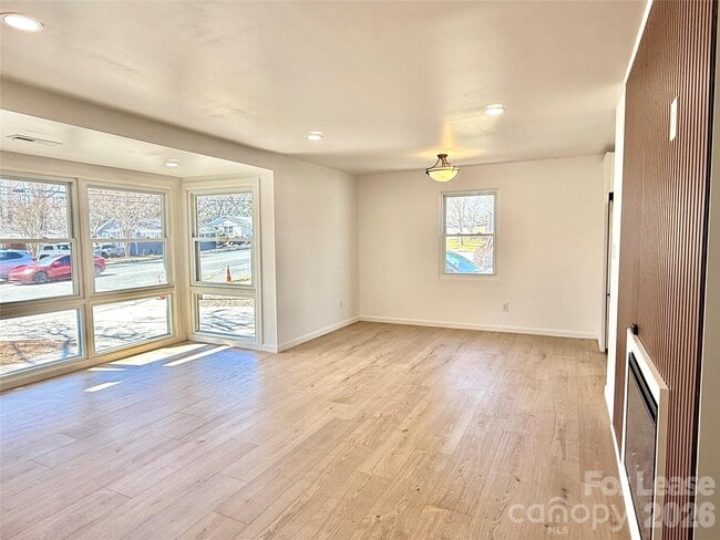 Building Photo - 541 E Woodlawn Rd