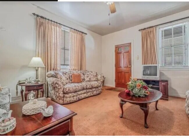 Foto del edificio - 308 W 6th Ave