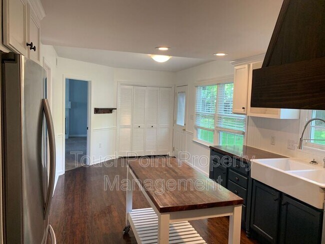 Foto del edificio - 7702 Surreywood Pl