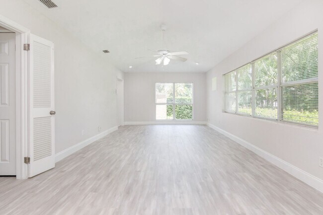 Building Photo - Charming 3bed / 3bath Home located on Lake...