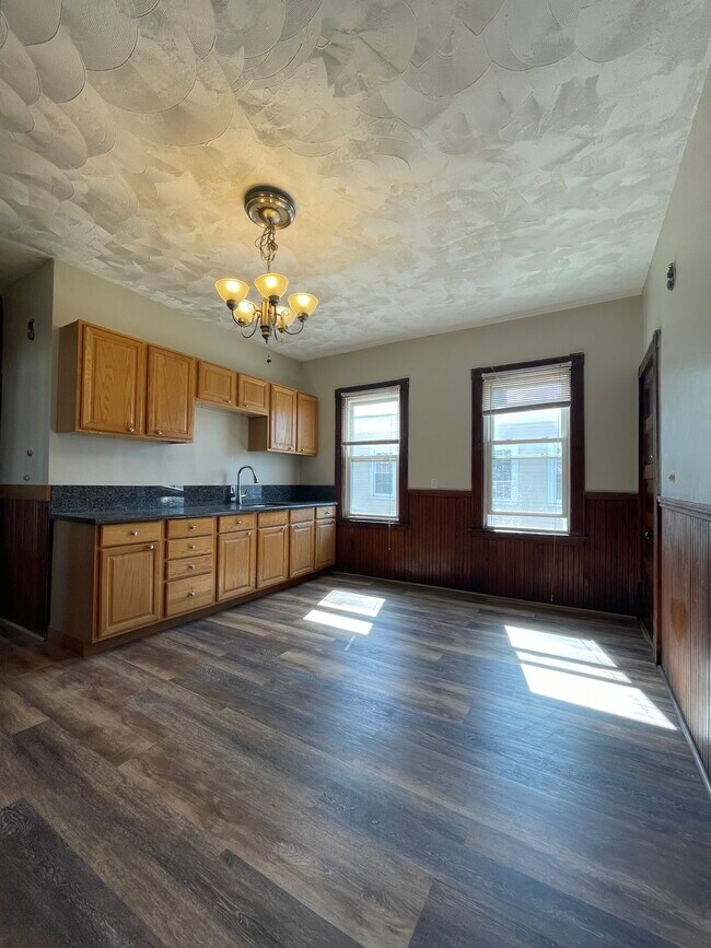 Building Photo - 33 Newburg St