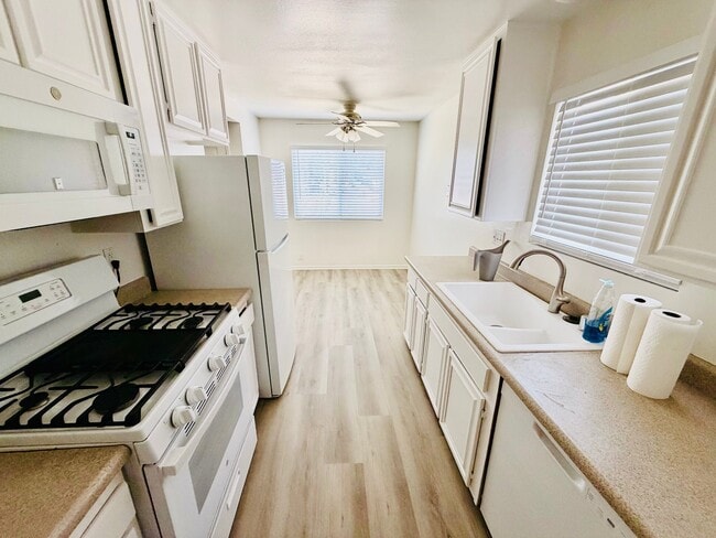 Foto del edificio - 3432 Hollencrest Rd