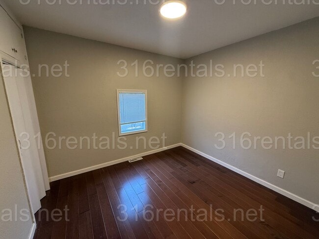 Building Photo - $1400 - 4 bedroom / 2 bathroom - Single Family Home