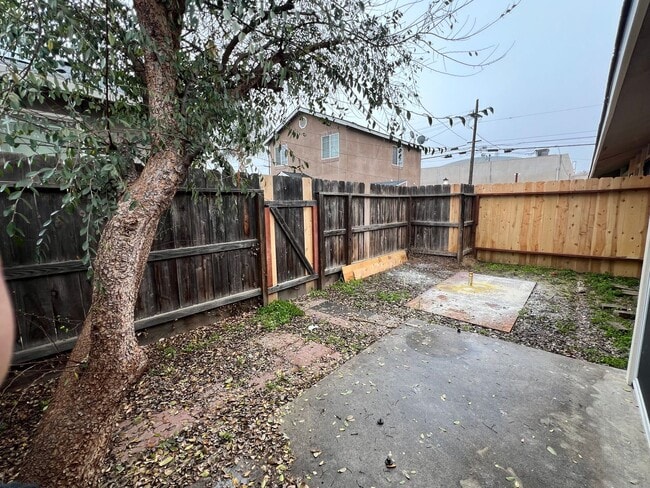 Building Photo - Riverside