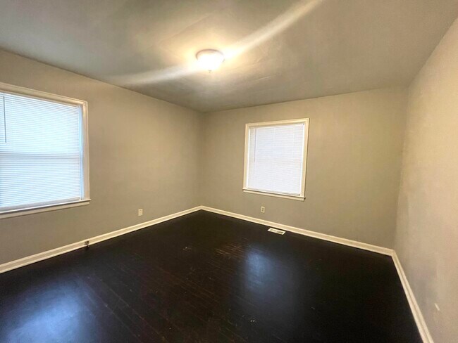 Building Photo - 1775 Harrodsburg Rd