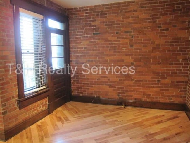 Building Photo - 108 E St Clair St