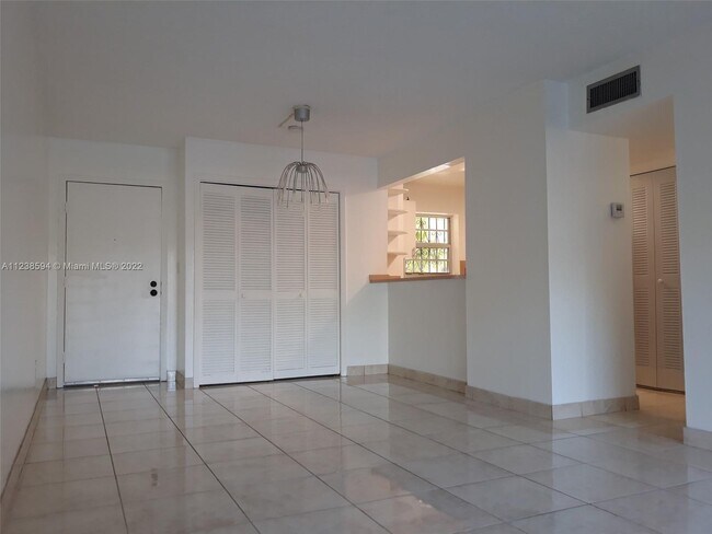 Building Photo - 8895 Fontainebleau Blvd