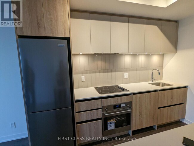 Building Photo - 7950-7950 Bathurst St