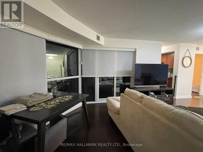 Building Photo - 151 Village Green Square