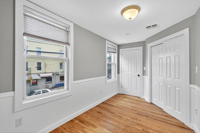 Foto del edificio - 319 Monmouth St