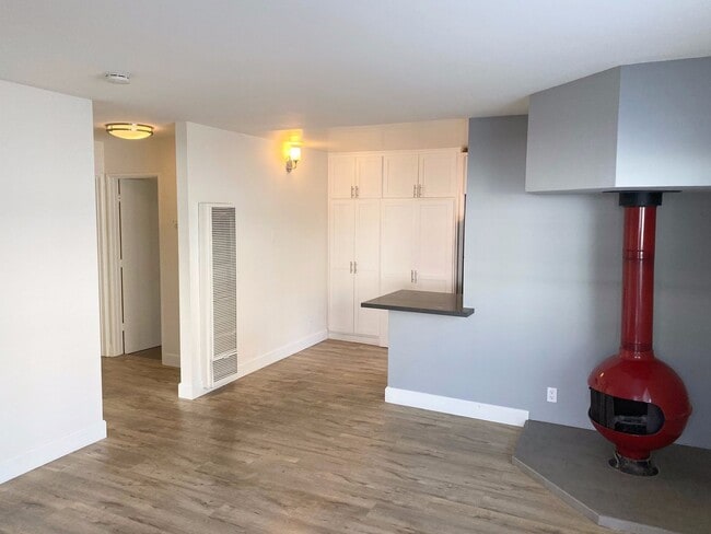 Building Photo - 521 Indiana St