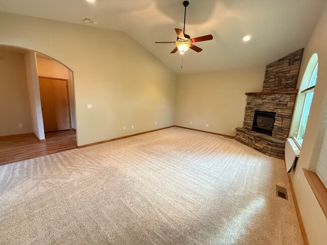 Building Photo - Spacious 3 Bed/3.5 Bath Home with Two Prim...