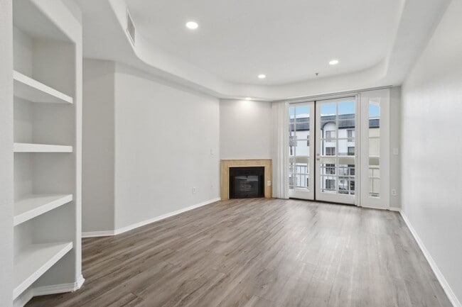 Interior Photo - 114 North Doheny Drive