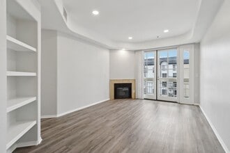 Interior Photo - 114 North Doheny Drive