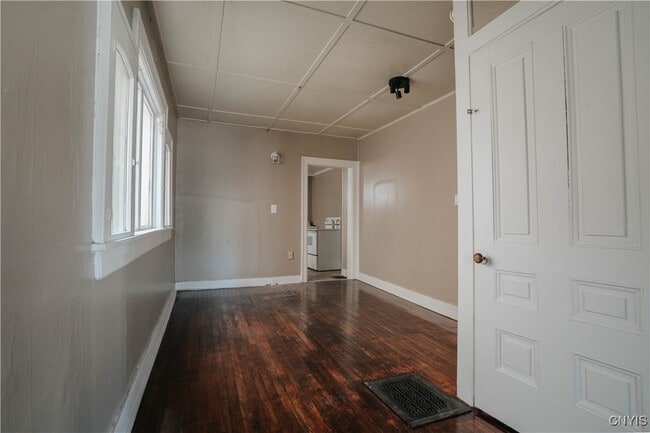 Building Photo - 38 Elm St