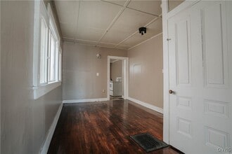 Building Photo - 40 Elm St