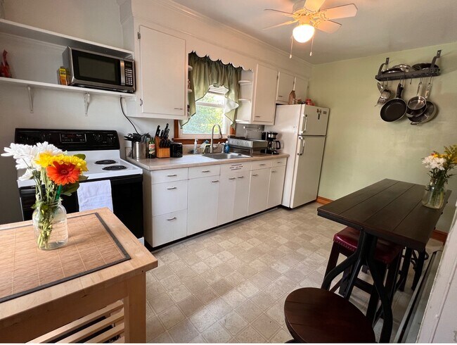 Cocina totalmente equipada. - 324 Woodland View Dr
