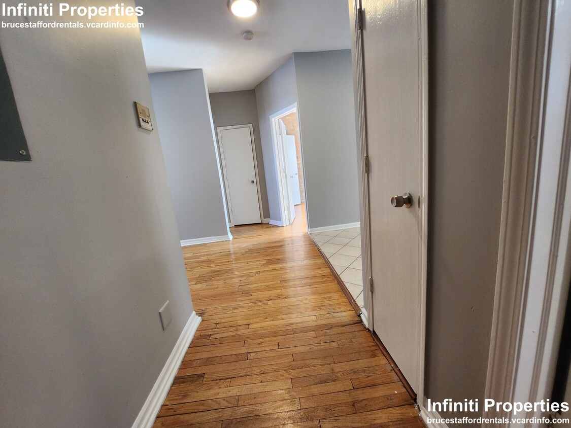 Foto principal - 1465 E 68th St