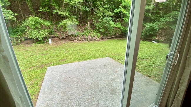 Building Photo - 2 Bed / 1.5 Bath Townhouse Available Now