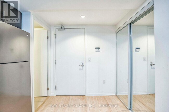Photo du bâtiment - 830-830 Lawrence Ave W