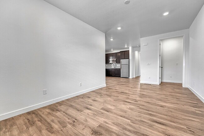Building Photo - $4,450.00, 5 bed, 4.5-bath located in Broo...