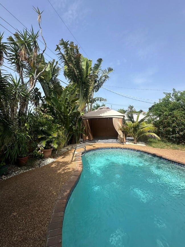 Foto del edificio - Easy Coastal Living Just Minutes from Downtown!