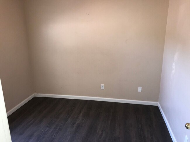Building Photo - 1006