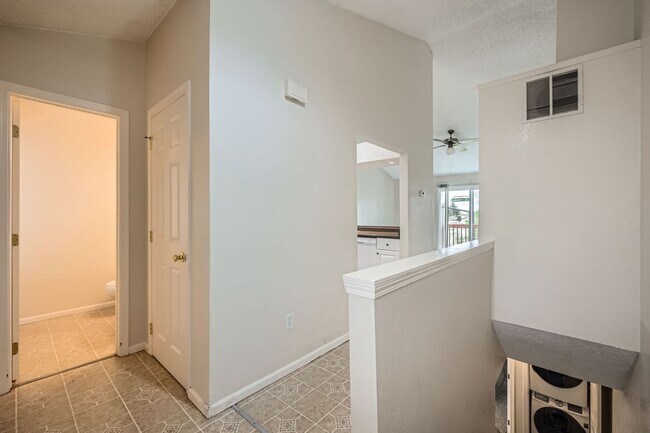 Foto del edificio - 2 Bedroom, 1 1/2 Half Bath, End Unit Townhome!