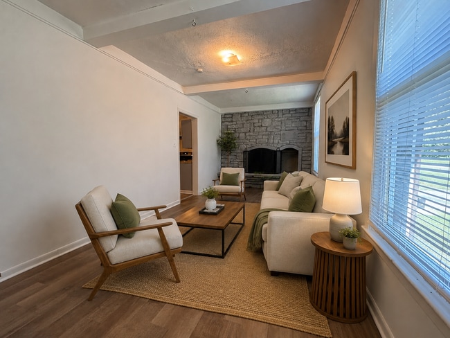 Foto del edificio - 8850 Woodland Dr