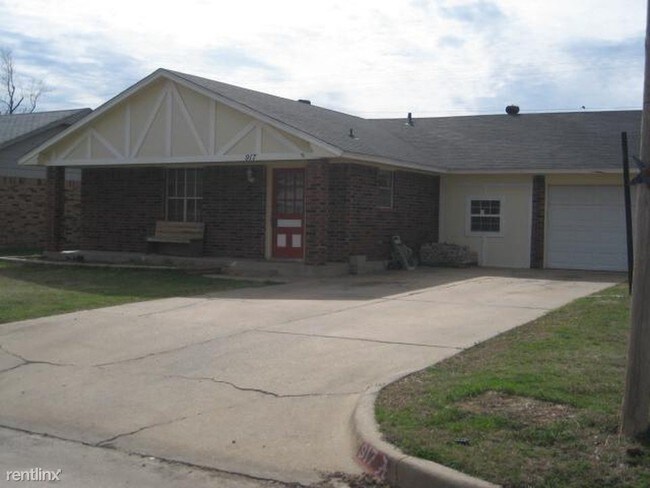 Building Photo - 917 Newport Ave