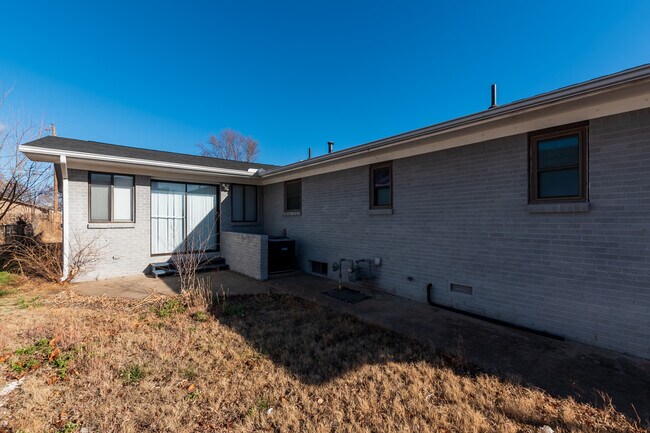 Building Photo - 2711 S Glenn Ave