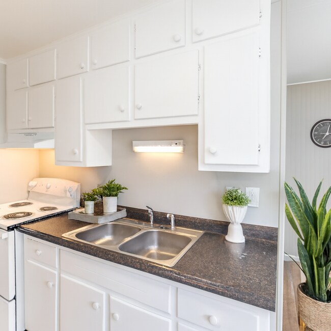 Foto del edificio - Charming 3-Bedroom Home – Modern, Clean & Carpet-Free!