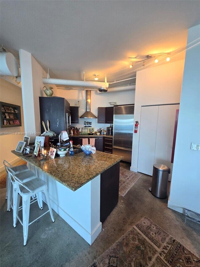 Foto del edificio - 700 NE 25th St