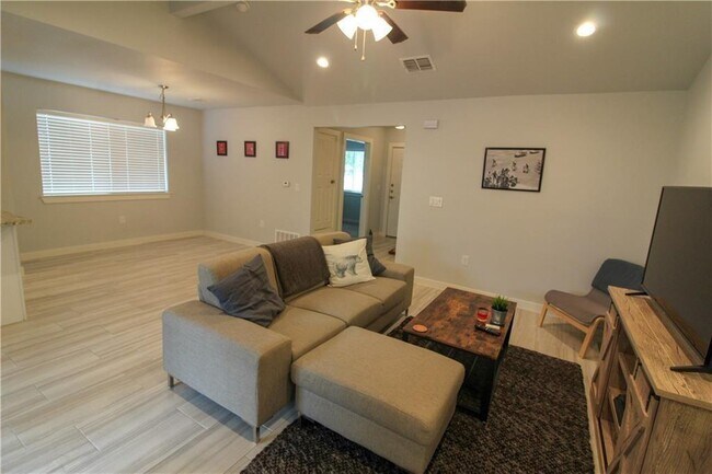 Building Photo - 2101 Lemon Dr
