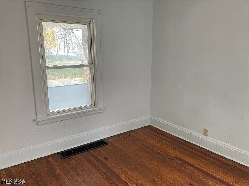 Foto principal - 719 E 162nd St