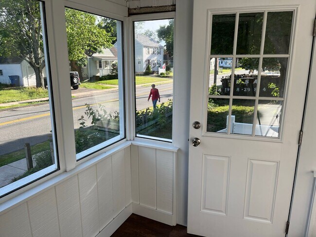 Foto del edificio - Fully Remodeled Cape Style Home in Manchester, CT