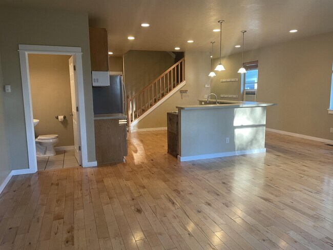 Building Photo - 640 Sanders Ave
