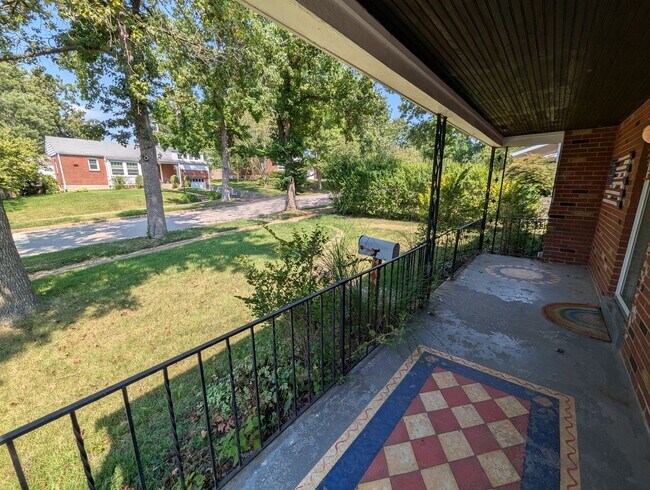 Foto del edificio - 8638 Henrietta Ave