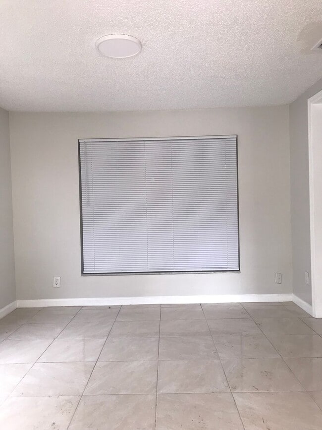 Building Photo - 3 bedroom 2 bath, corner lot