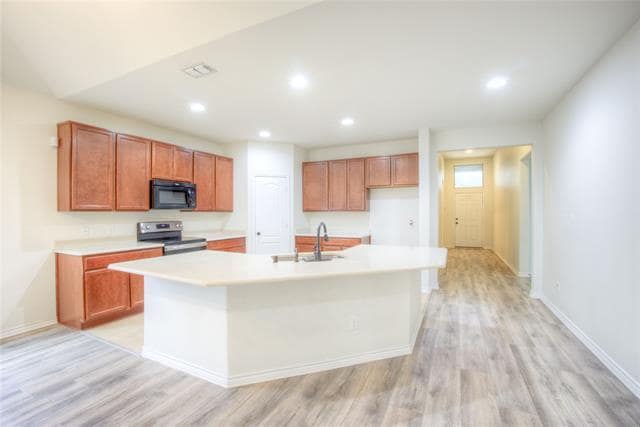 Building Photo - 5633 Ridge Lake Dr