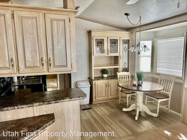 Building Photo - 2 br, 1 bath House - 840 N Twin Lakes #218